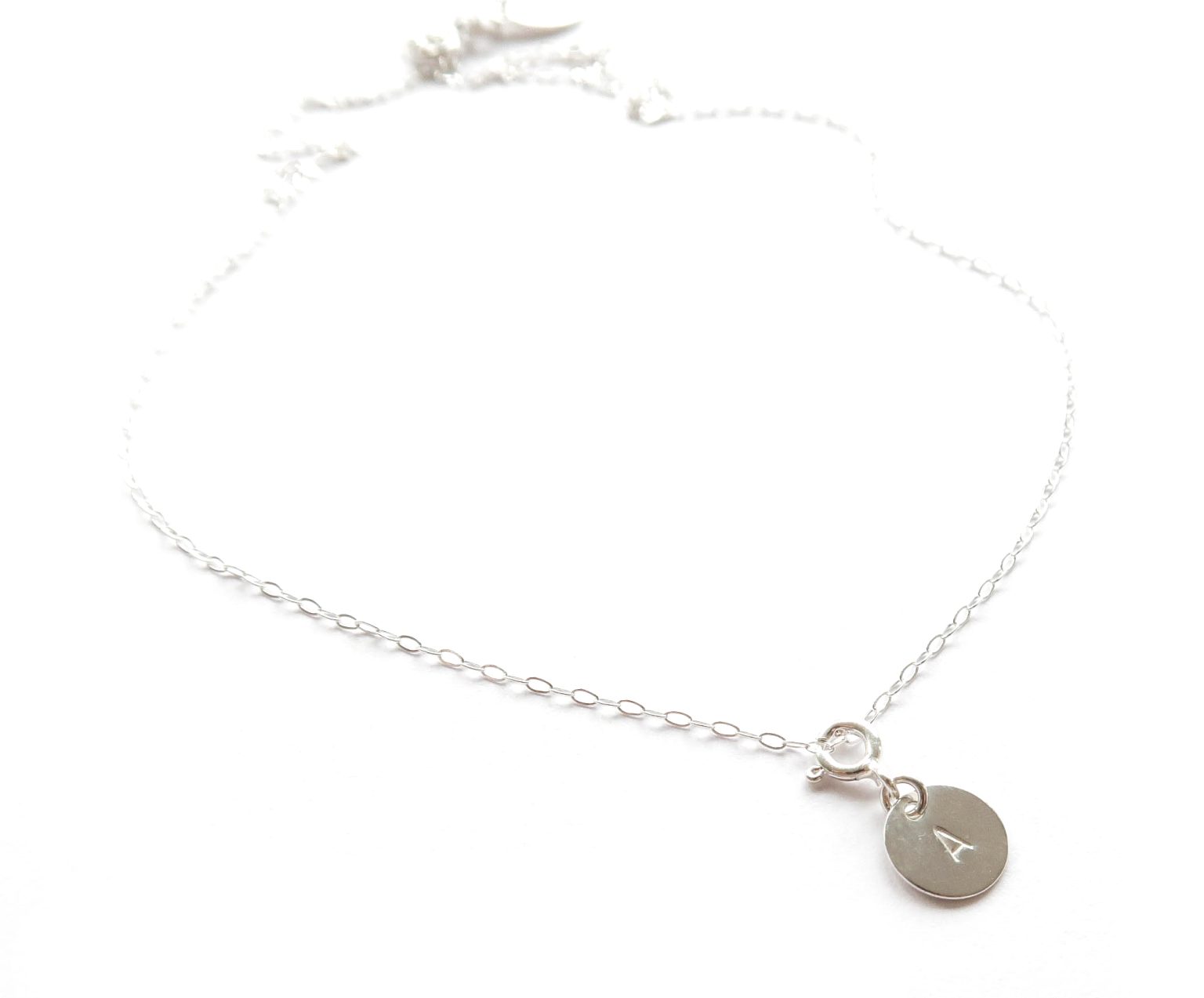 Namnsmycke rund silver 9mm med bokstav halsband Becca