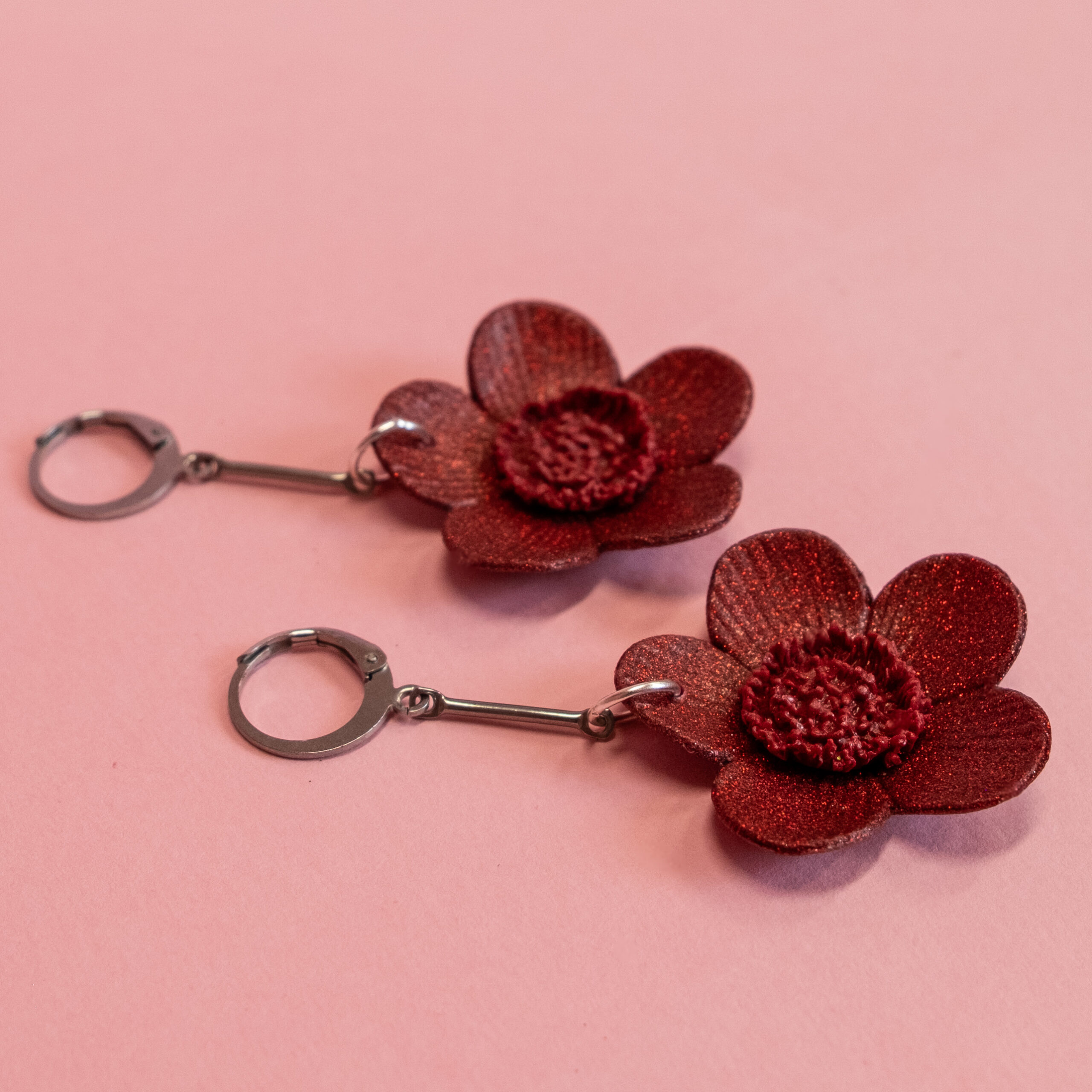 Retroblomma örhängen - Vinröda med glitter - Hängande - Bild 2